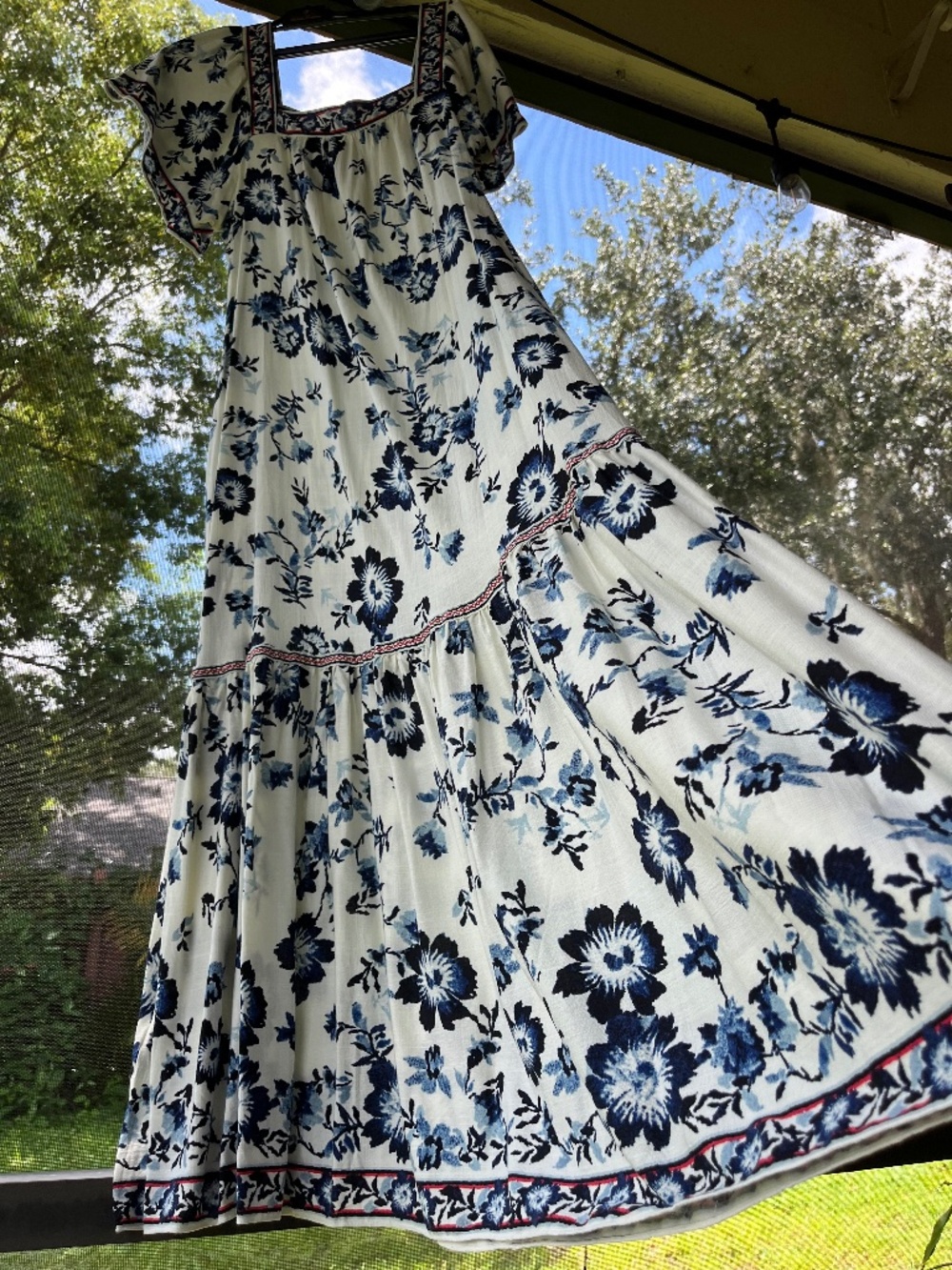 Max Studio white and blue floral short-sleeve tiered maxi dress size M